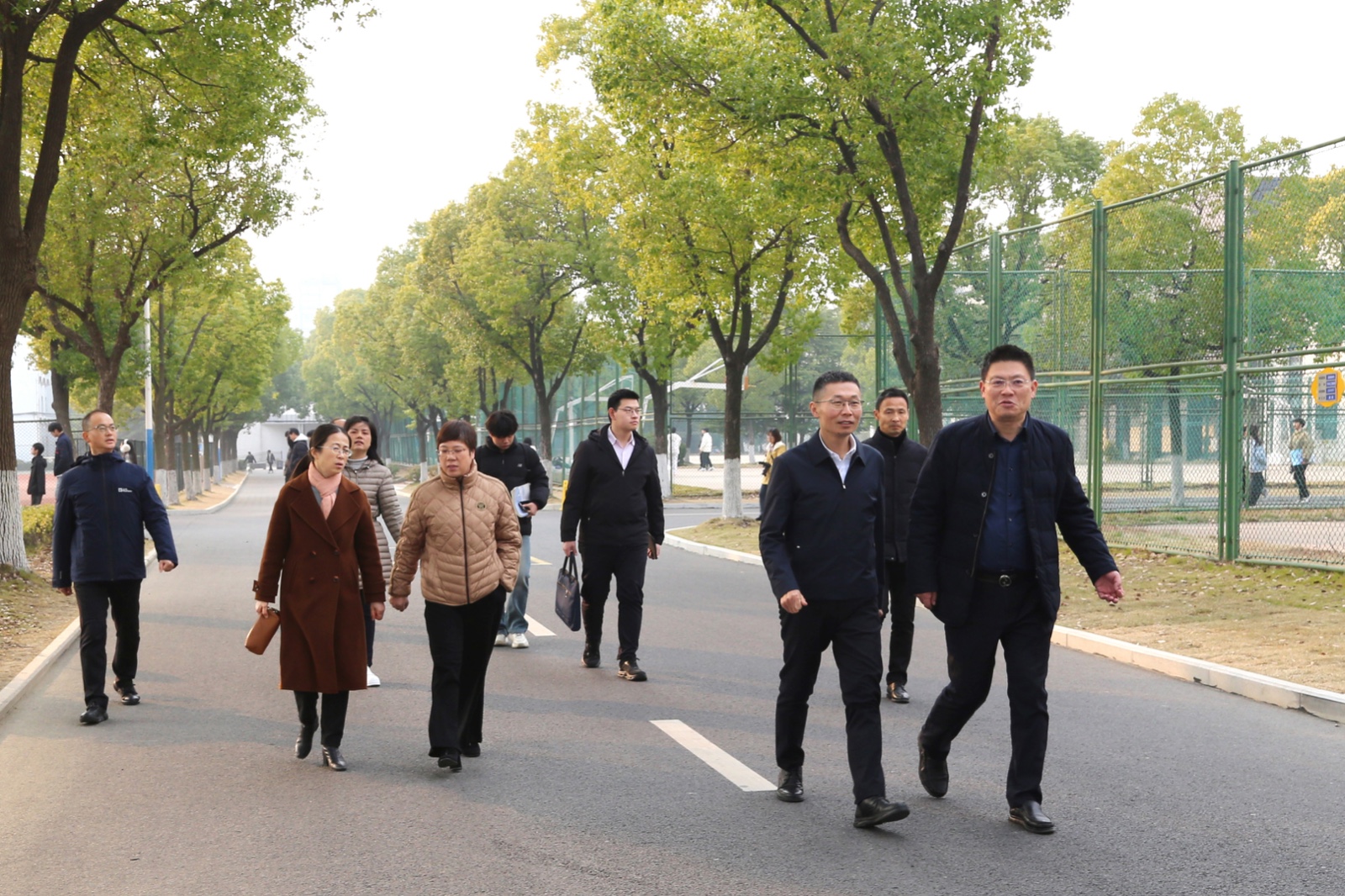 区委副书记、副区长刘麟来我校调研