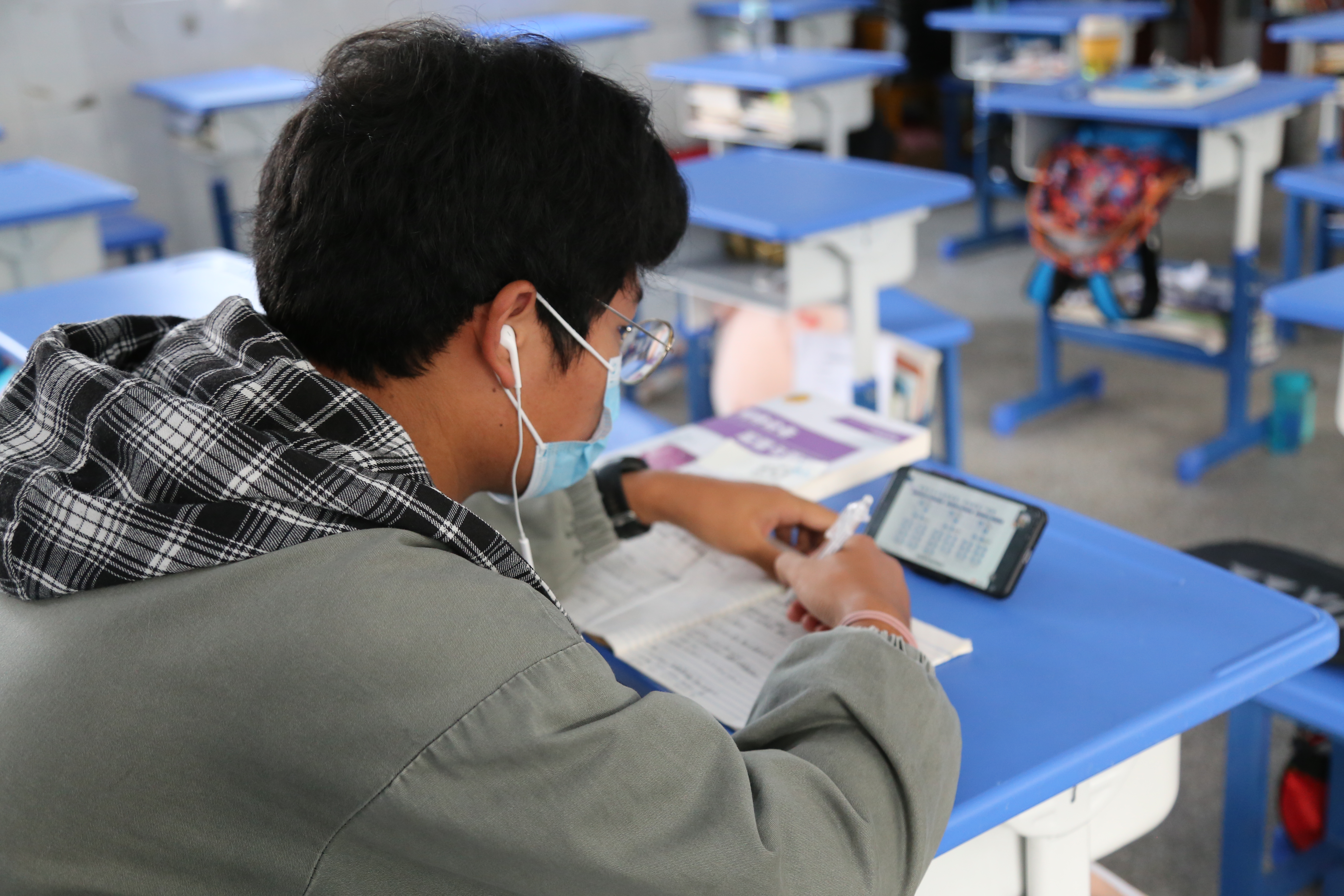 关于学校新冠疫情防控紧急通知