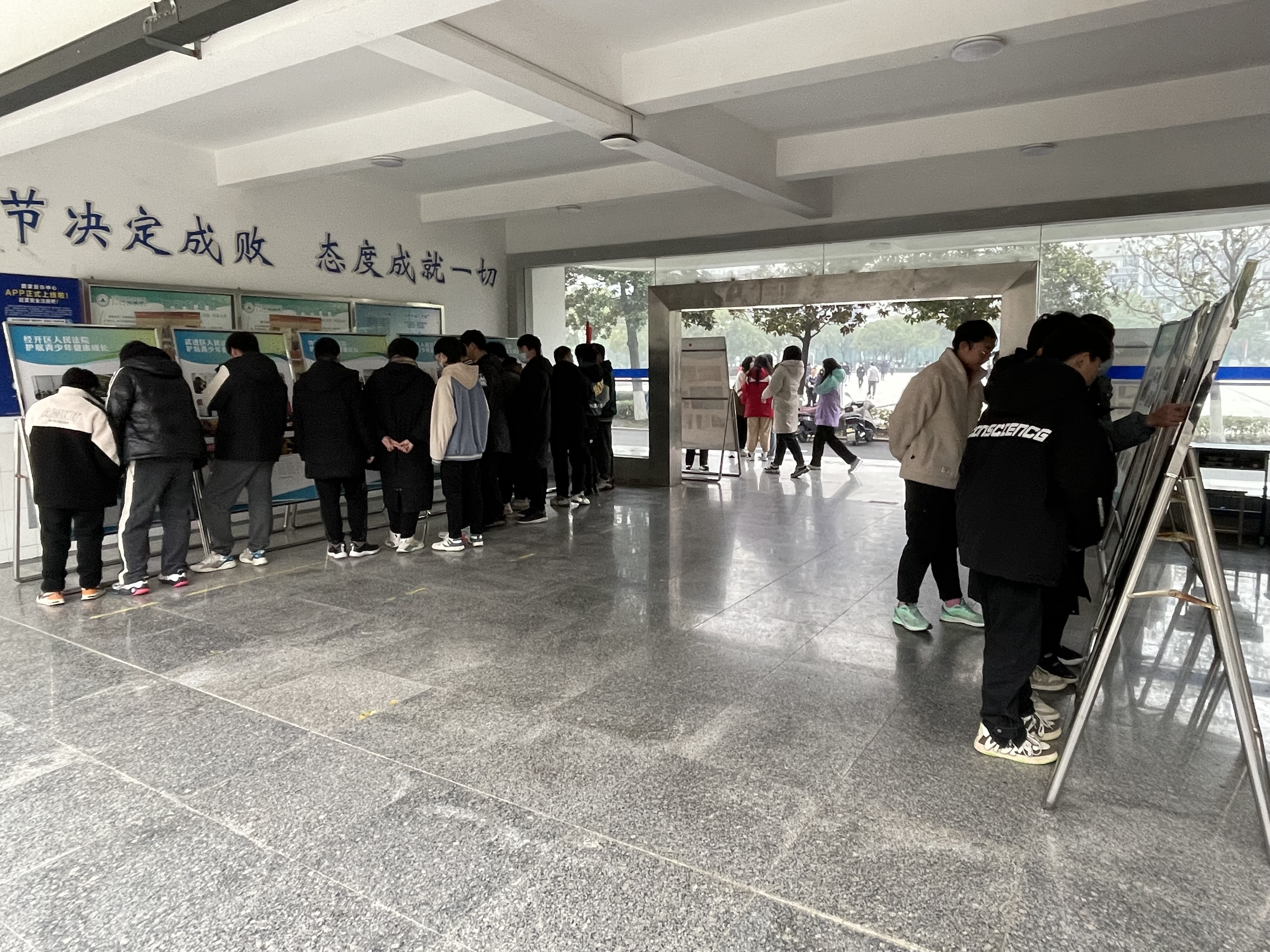 普及《民法典》知识  护航青少年成长 ——华球网页版“宪法宣传周”暨“法治宣传月”活动之四：《民法典》护航青少年学生健康成长图片巡回展